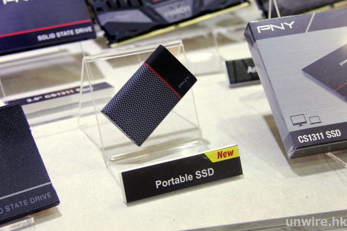 大過 USB 手指小小的 PNY 迷你隨身 SSD