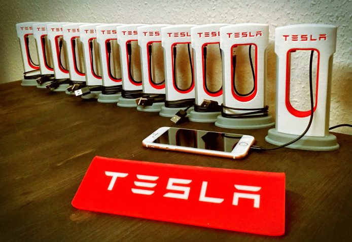 Tesla 粉絲設計迷你 Supercharger 充電站