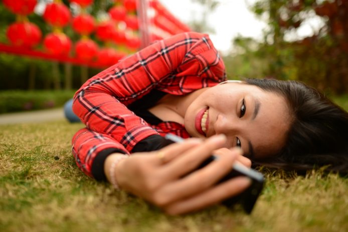 三成美國人情願不做愛，也不願意放低智能手機