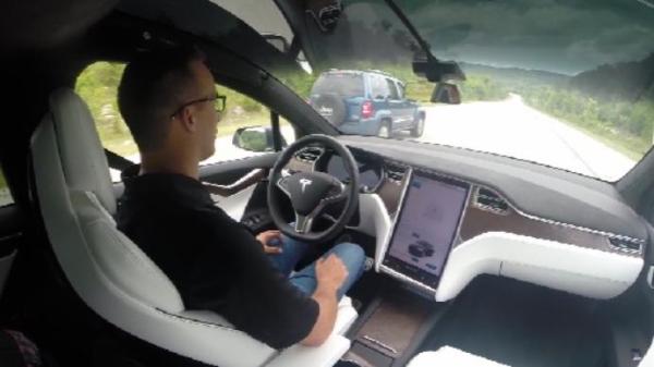 Tesla 車內 Autopilot 功能送「肺栓塞」男子到醫院保命