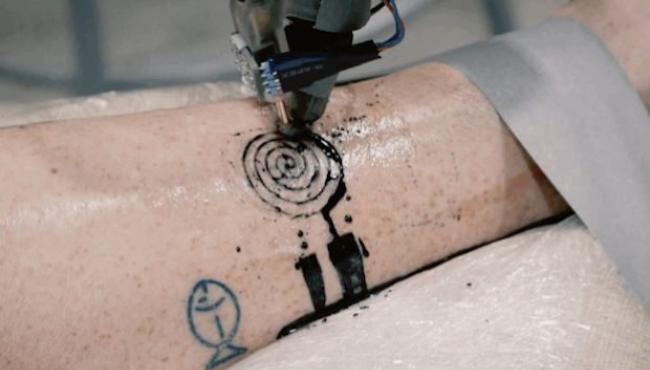 全球首次由機械人為人類紋身