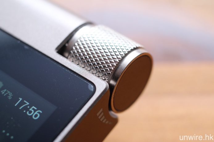 機身右上角這個滾輪式音量調校鍵,算是為 Cayin i5 這部「國磚」在外觀上增添一點特色。