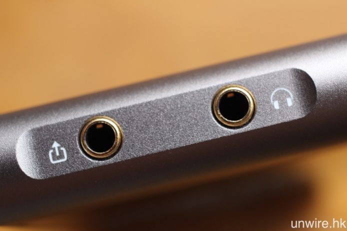 機頂設有 3.5mm 線性輸出及 3.5mm 耳機輸出。