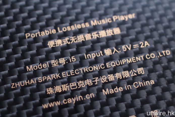 機背的碳纖維背板也令外觀更具特色。