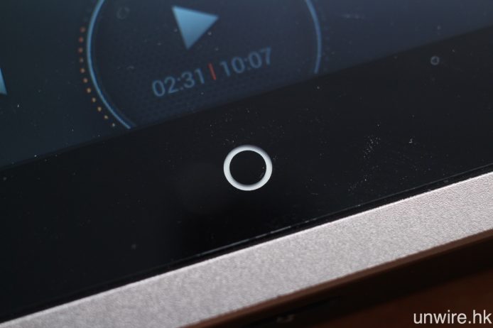 機身正面底部設有主頁輕觸式按鍵。