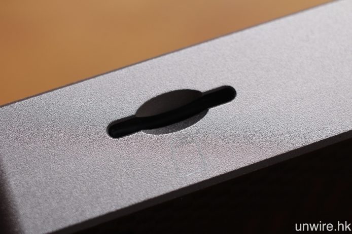 內置 32GB 儲存空間,並可透過 MicroSD 卡槽擴充容量,最高支援 200GB 記憶卡。