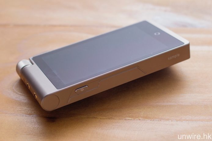 機身左右兩邊除設有實體按鍵之外,更加入凹凸坑紋去改善手握感。