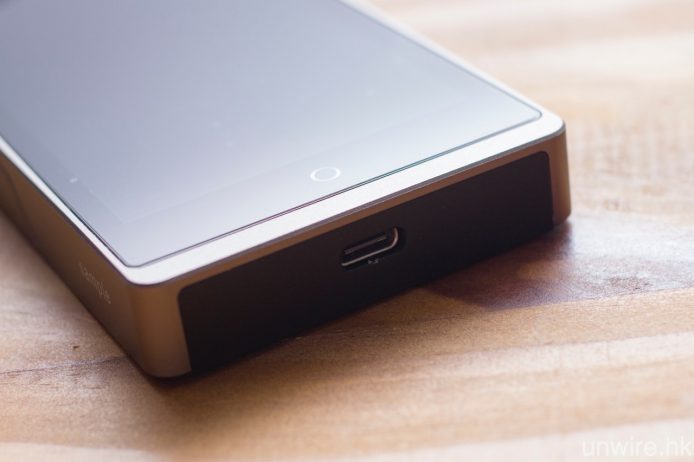 機底這個 USB Type-C,既是輸出亦是輸入。