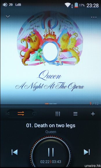 音樂播放介面則有超過一半畫面用作顯示唱片封面,並可快速設定 EQ 模式。