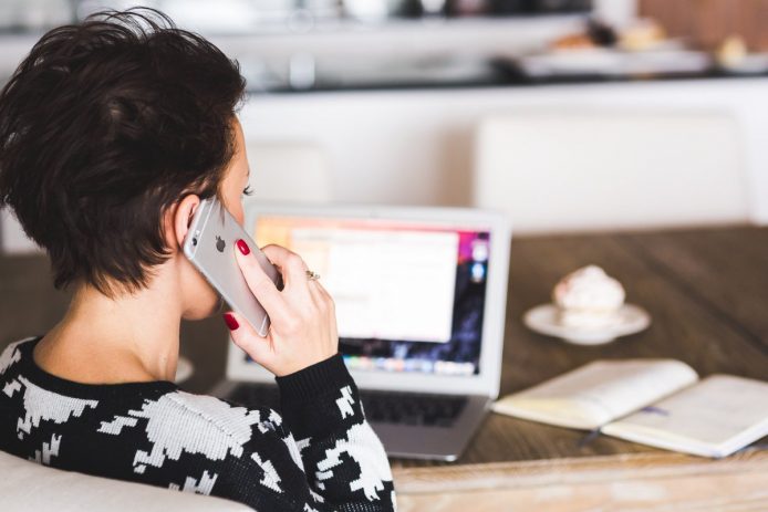 左撇子注意！用左手拎 iPhone 接收會變差