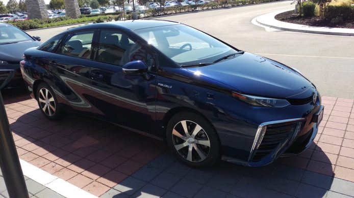 讀者訪問:  夠力夠靜不過氣站不足  美國實試氫電車 Toyota Mirai