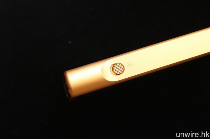 左側機身則只設「鎖定」撥鍵。