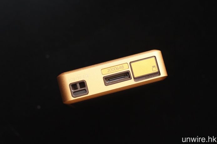 底部則設有 MicroSD 卡槽及 WM-Port 端子。