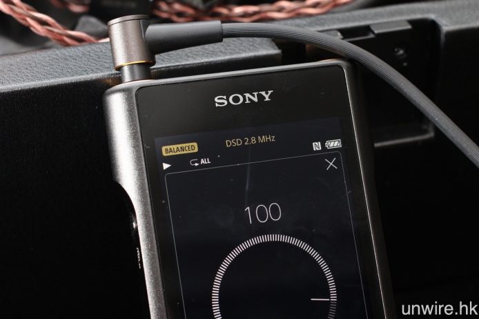 播放歌曲時，頂部會顯示以平衡或非平衡方式驅動耳機，以及歌曲的檔案格式及取樣率，按右上角的「音量」標示，更可以全畫面調校輸出音量。