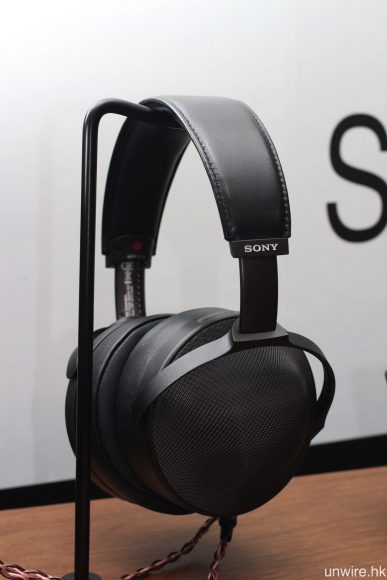 MDR-Z1R 看似份量十足，但實際試戴卻又頗為輕巧舒適。