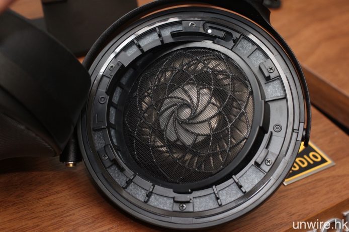 真羊皮耳墊為可拆式設計，拆下之後可以看到高頻頻率響應可達 120kHz、結合鎂球頂及鍍鋁 LCP（Liquid Crystal Polymer，液晶高分子）外邊混合振膜之 70mm HD 動圈單元，以及單元中的「斐波那契螺旋」（Fibonacci-patterned）圖案框架。