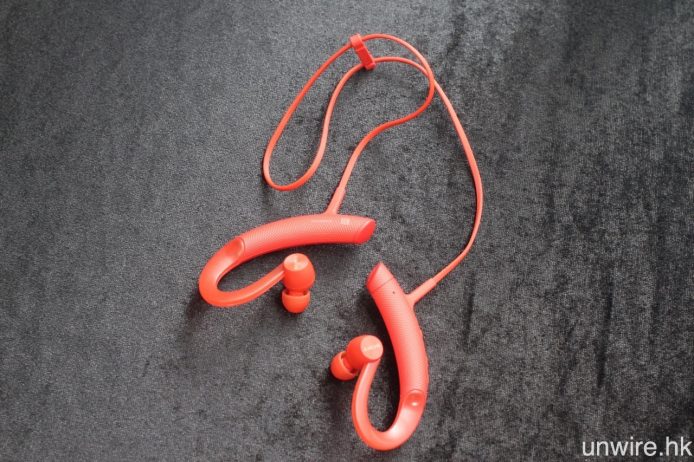 另一方面，同樣在  9 月下旬推出之 Extra Bass 系列，包括掛耳式耳機 MDR-XB80BS，擁有 IPX5 防水濺標準，並對應 aptX 及 LDAC 藍牙解碼。