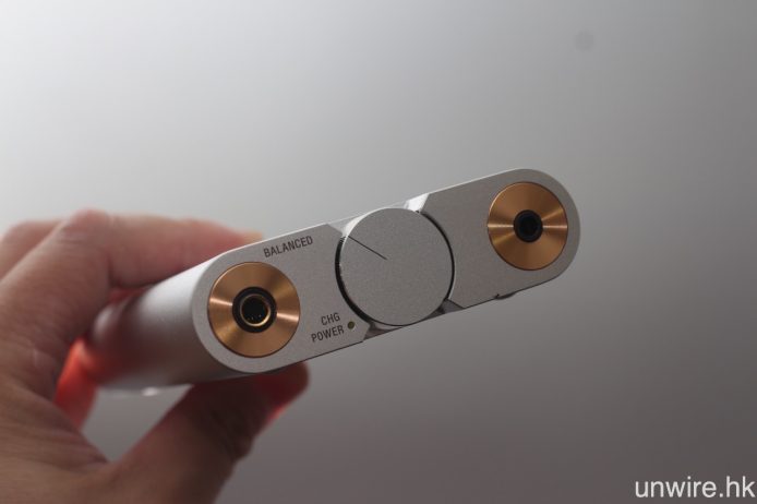 3.5mm 及 4.4mm 分別提供 100mW x 2 及 320mW x 2 @ 32ohms 輸出功率。