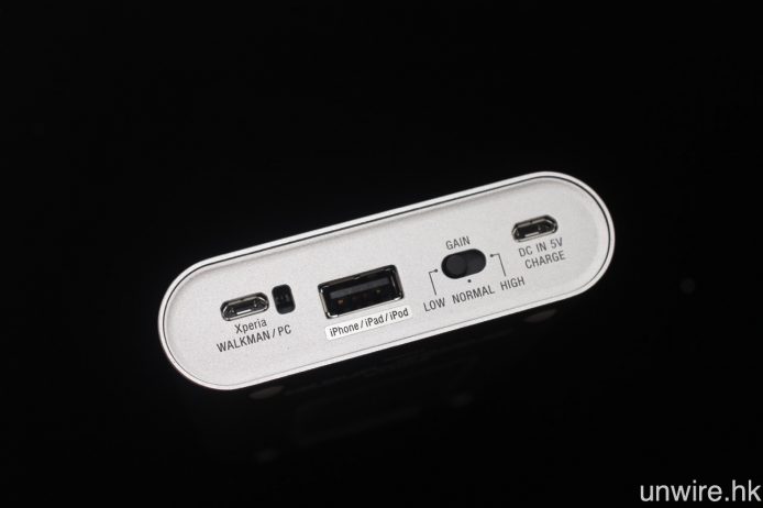 機背設有 Micro USB 及 USB Type A 輸入端子及 3 級增益調校，最高支援 32bit/192kHz PCM 及 5.6MHz DSD。