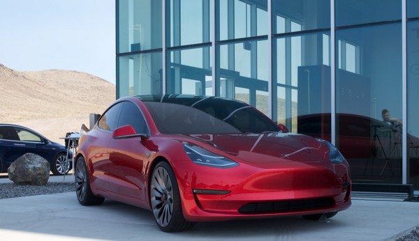 準備就緒！Tesla 宣佈今後出廠所有電動車已具備「全自動駕駛功能」所需硬件