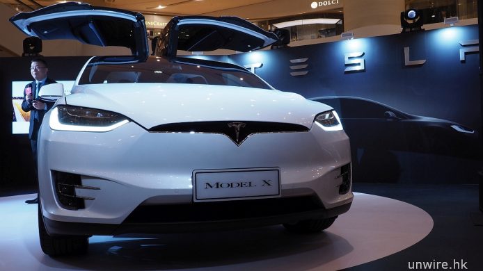 香港登場 ! Tesla Model X  7 人 SUV 新車！Falcon Wing 鷹翼車門勁搶鏡