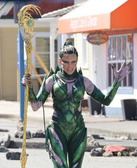 elizabeth-banks-as-villain-rita-repulsa-on-the-new-power-rangers-set