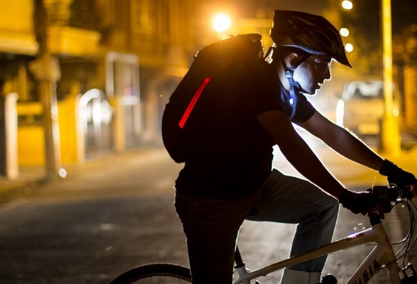 【有片睇】夜間踩單車更安全！Aster 智能單車背囊全方位警示燈可減少意外發生