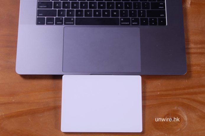 新 MBP 2016 的 Trackpad 幾乎跟 iMac 使用的 Magic pad 一樣大，「三指拖動」距離比以住舊 MBP 長