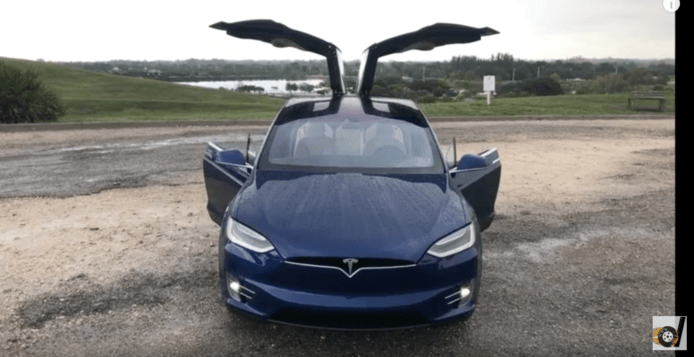 聖誕禮物？Tesla 系統更新帶來隱藏有趣功能