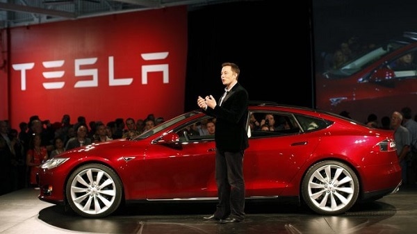 車主聽歌有更多選擇！傳 Tesla 計劃推出自家串流音樂服務