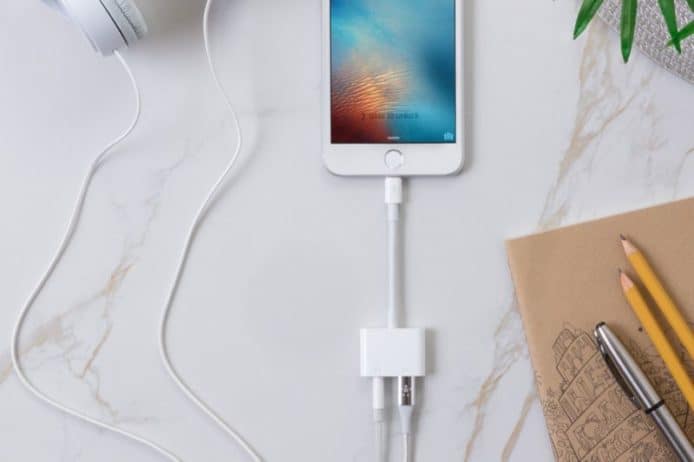 Belkin 新 iPhone 配件   Lightning 充電聽歌一手包辦