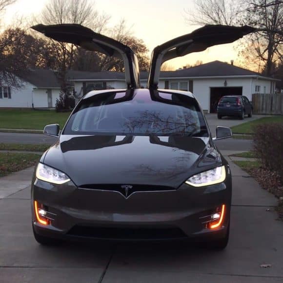 【有片】Tesla Model X 聖誕復活蛋  啟動即睇搶 Fo 燈光騷