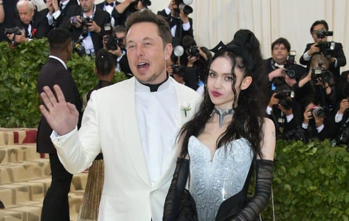 受 Elon Musk 影響  Grimes 把法定名字改為光速標記