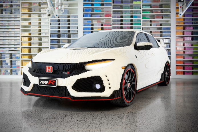 花 1,300 小時製作   1 : 1 比例 Honda Civic Type-R 樂高積木模型