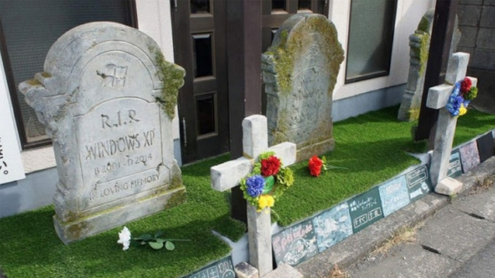 日本公司為「死去」 Windows 立墓   墳前悼念時播出「開機」音效