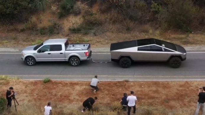 Tesla Cybertruck vs  F-150 第 2 次對決觸礁   福特發言人：影片實屬「荒謬」