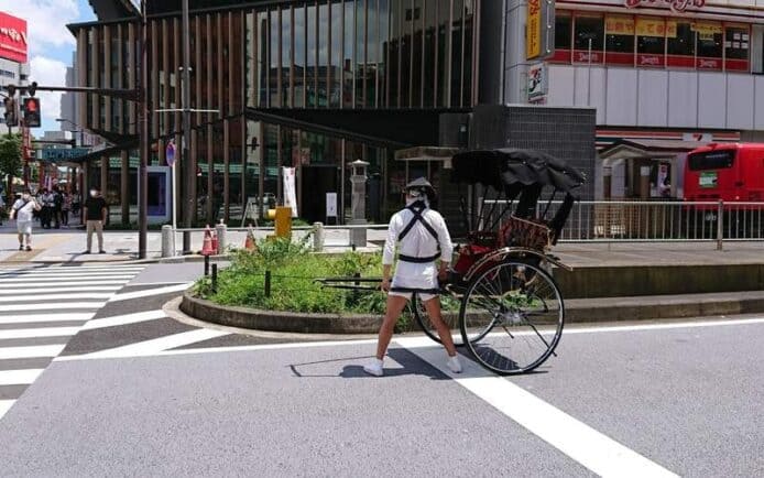 東京淺草人力車車伕   疫情下轉型推網上直播服務