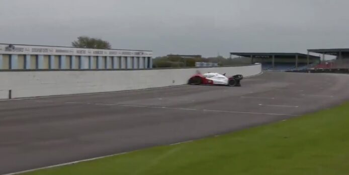 AI 自動駕駛跑車比賽出事　開車直接撞牆