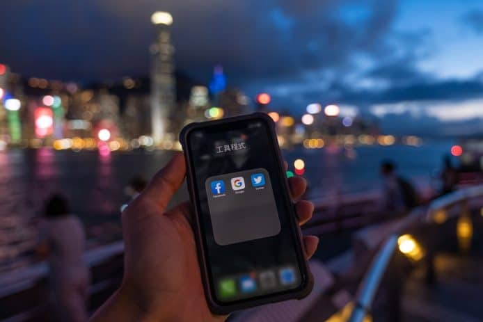 外媒指香港政府擬立「反起底」法     FB、Twitter、Google 威脅將撤出香港