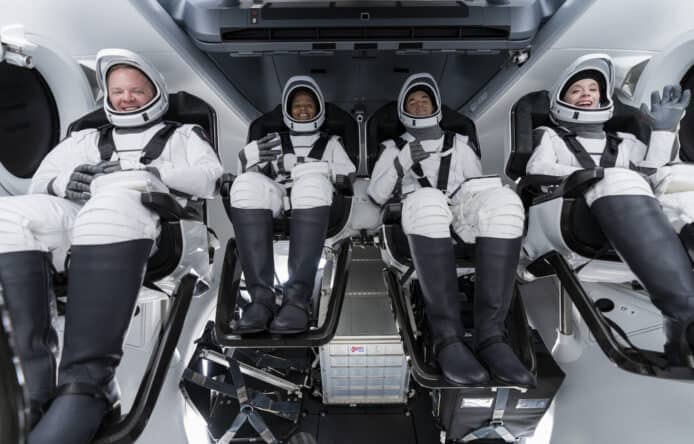 SpaceX 首次商業載人任務順利升空 「太空素人」將於三日後返回地球