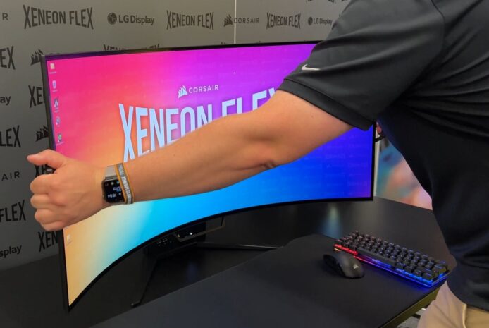 Corsair 全新曲面螢幕可自行屈曲　設有手柄最多屈曲至 800R