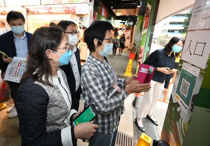 處所現需目測「安心出行」紅黃碼     飲食業界指更新App有警示聲較好