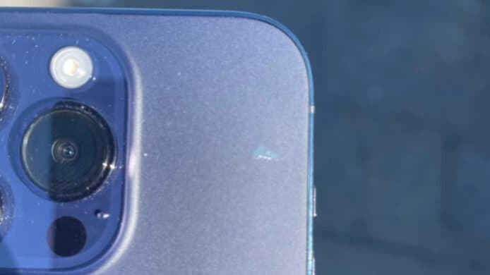 iPhone 14 Pro 爆災情   暗紫色背殼磨砂層剝落