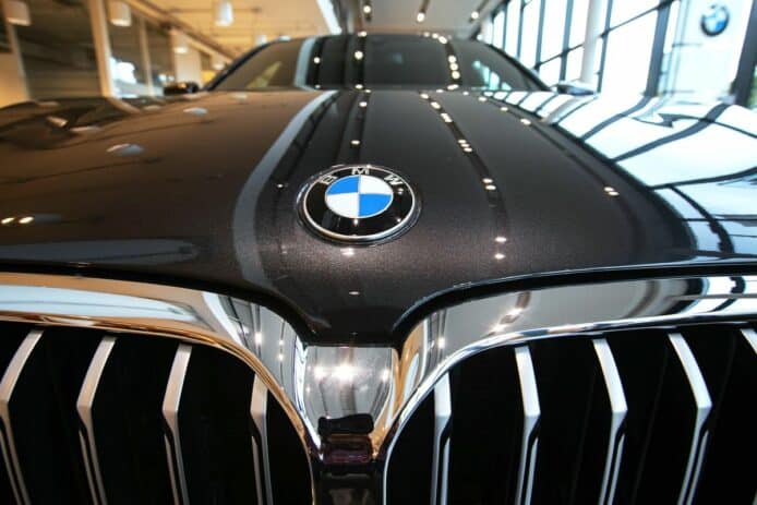 BMW 車內大芒打機   可連 iPhone、Android 手機當手掣