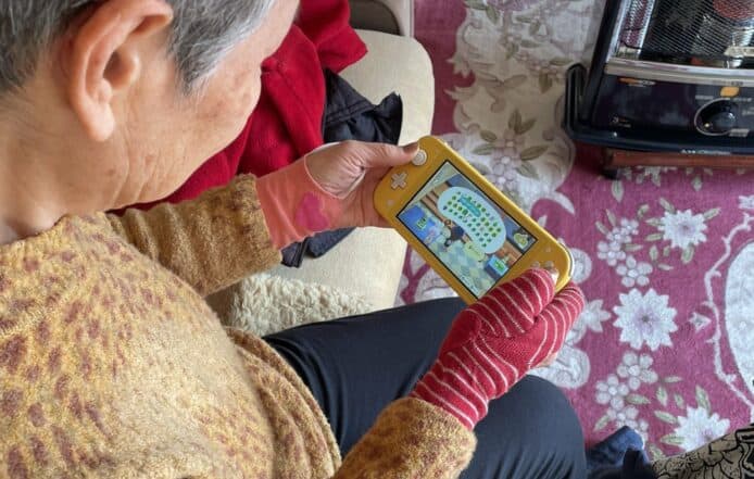 77 歲阿嫲親手寫《動森》攻略　一年玩足 1,500 小時心得達 20 頁