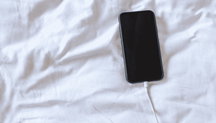 Apple 警告：iPhone 充電不要放在床邊   電磁場可能影響睡眠質素