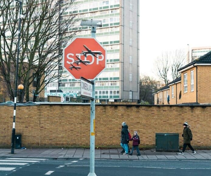 Banksy 新作諷刺無人轟炸機　不足一小時後被盜