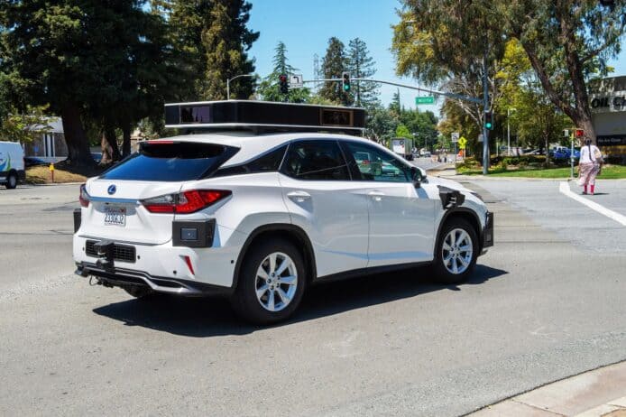 Apple Car 在路面上行走